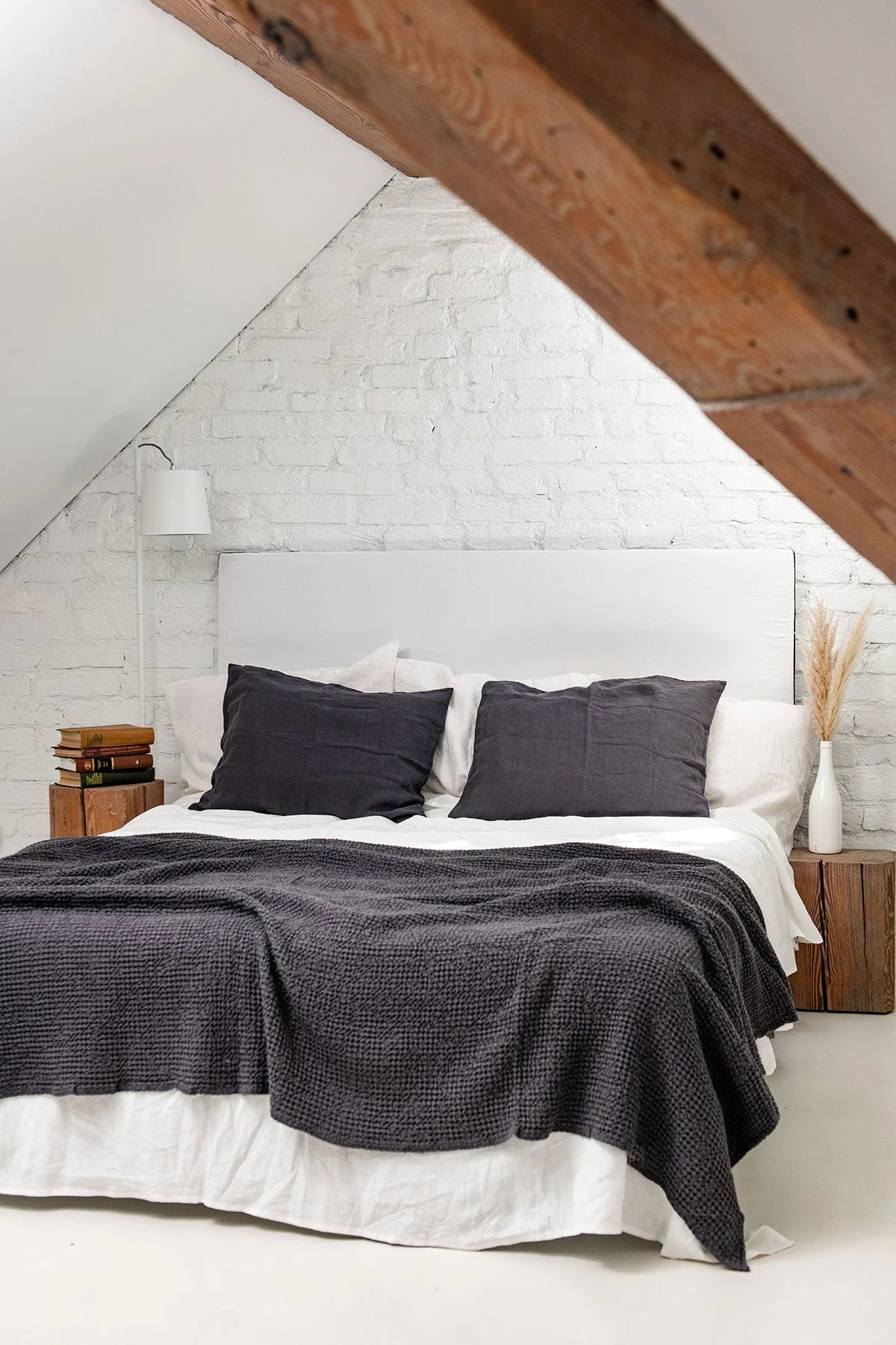 Linen waffle blanket in Charcoal - Linanden