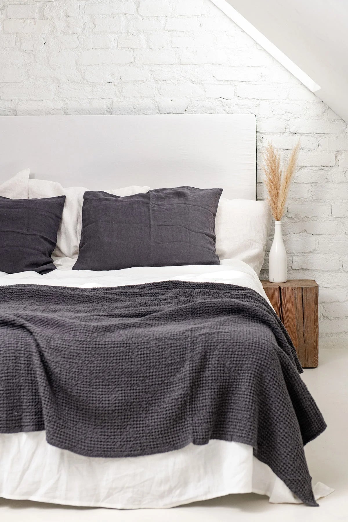Linen waffle blanket in Charcoal - Linanden
