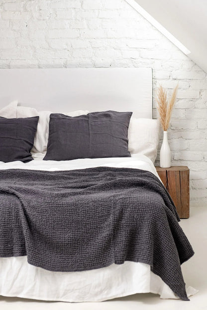 Linen waffle blanket in Charcoal - Linanden